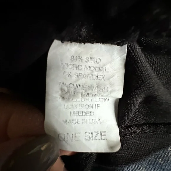 Black Graphic Crop Tee - Picture 3 of 4